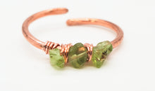 Anillo de peridoto crudo ~ Anillo de piedra de nacimiento de Leo de agosto ~ Anillo de promesa de cobre boho ajustable