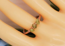 Anillo de peridoto crudo ~ Anillo de piedra de nacimiento de Leo de agosto ~ Anillo de promesa de cobre boho ajustable