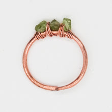 Anillo de peridoto crudo ~ Anillo de piedra de nacimiento de Leo de agosto ~ Anillo de promesa de cobre boho ajustable