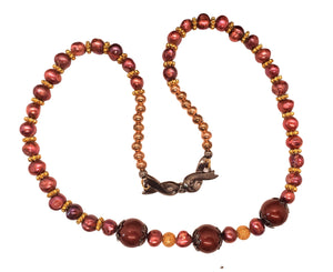 Collier de perles ~ Perles d'eau douce rouge bordeaux riche avec des perles d'accent d'or ~ 18 pouces