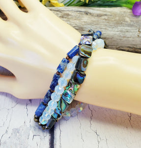 Pulsera de piedras preciosas con cuentas azules y blancas ~ Brazalete de 3 hebras de lapislázuli, abulón y opalita