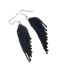 "Raven's Wing" Boucles d'oreilles en perles de rocaille amérindiennes ~ Boucles d'oreilles à franges noires