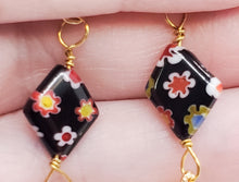 Boucles d'oreilles pompon chaîne dorée ~ "Écharpe Kookum" Perles trapézoïdales Millifiori florales noires avec frange chaîne dorée