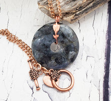 Collier pendentif en labradorite bleue ~ beignet en cristal sur une chaîne en cuivre pur de 20 pouces