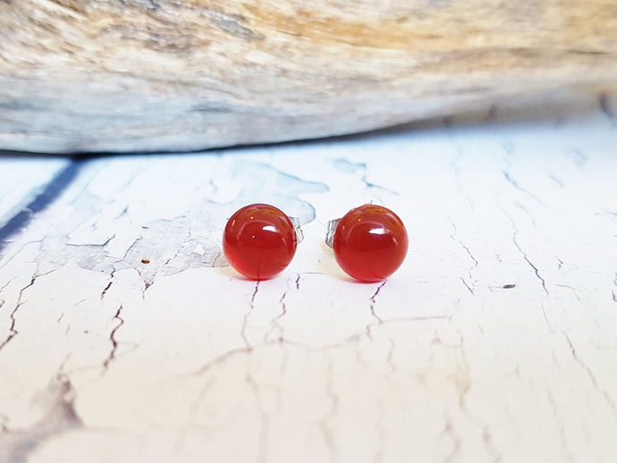 Goujons de cornaline rouge ~ Bijoux de pierres précieuses faits à la main minimalistes