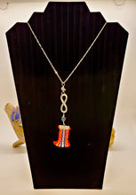 Collar con colgante de banda de Metis con banda Voyageur roja, piedra de pavo real y símbolo de infinito plateado