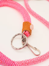 Cordón de profesor rosa con soporte de identificación ~ Soporte de insignia de degradado rosa hecho por nativos americanos y llavero ~ Cordón de cuentas rosa pastel