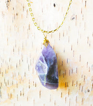 Long collier pendentif en or et améthyste violet foncé