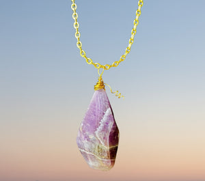 Long collier pendentif en or et améthyste violet foncé