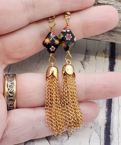 Boucles d'oreilles pompon chaîne dorée ~ "Écharpe Kookum" Perles trapézoïdales Millifiori florales noires avec frange chaîne dorée