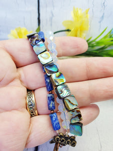 Pulsera de piedras preciosas con cuentas azules y blancas ~ Brazalete de 3 hebras de lapislázuli, abulón y opalita