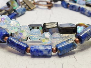 Bracelet de pierres précieuses perlées bleues et blanches ~ Bracelet manchette 3 brins Lapis Lazuli, Abalone et Opalite