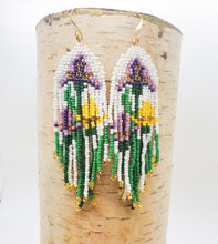 Boucles d'oreilles perlées indigènes à longues franges d'iris violets ~ fleurs de printemps/Pâques