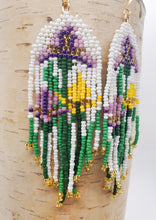 Boucles d'oreilles perlées indigènes à longues franges d'iris violets ~ fleurs de printemps/Pâques