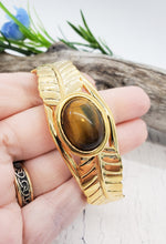 Bracelet oeil de tigre ~ Bracelet manchette/jonc en or brillant avec motif plume