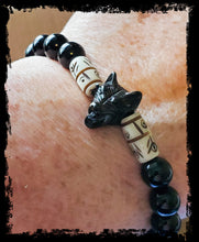 Bracelet Homme ~ Wolf Indigenous Jewelry ~ Game of Thrones Mens Bracelet with Black Onyx Beads & Howling Wolf Totem ~ Boyfriend Gift